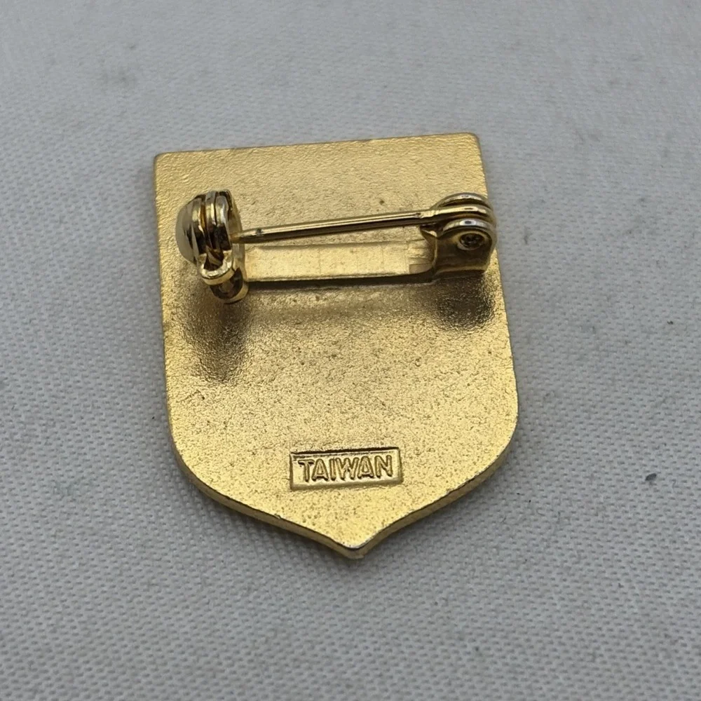 Le Chantecler Ski Resort Historic Quebec Canada Lapel Hat Pin Vintage Blue Gold